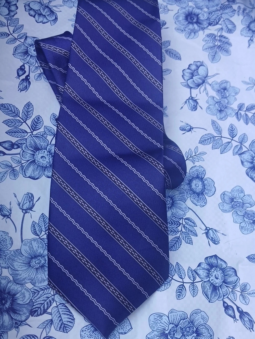 Robert Scott Adams Striped Tie..Like New.. Vintage